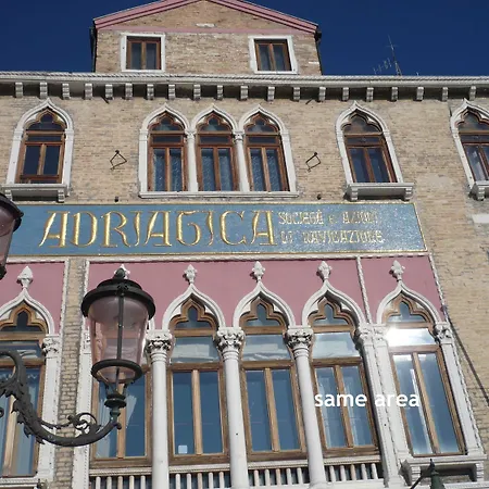 Cross-Canal Set Apartment *