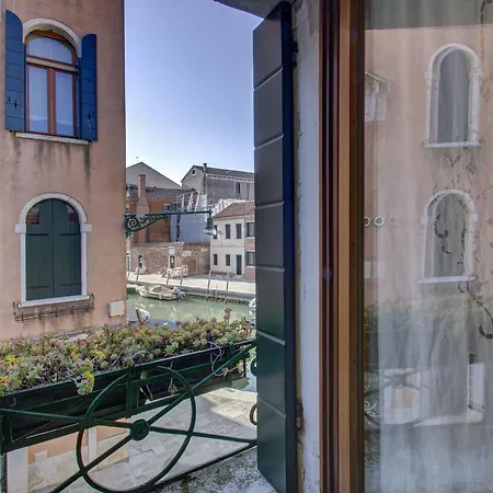 Cross-canal Set Venedig