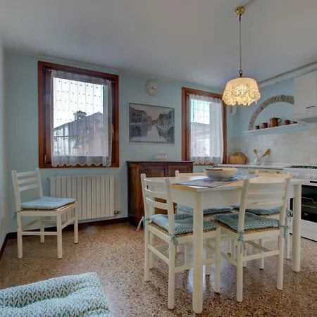 Cross-canal Set Apartment *