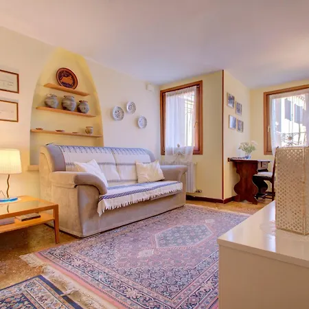 Cross-canal Set Apartment