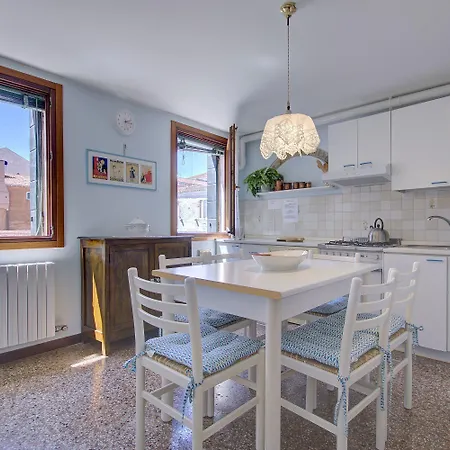 Cross-canal Set Apartment *